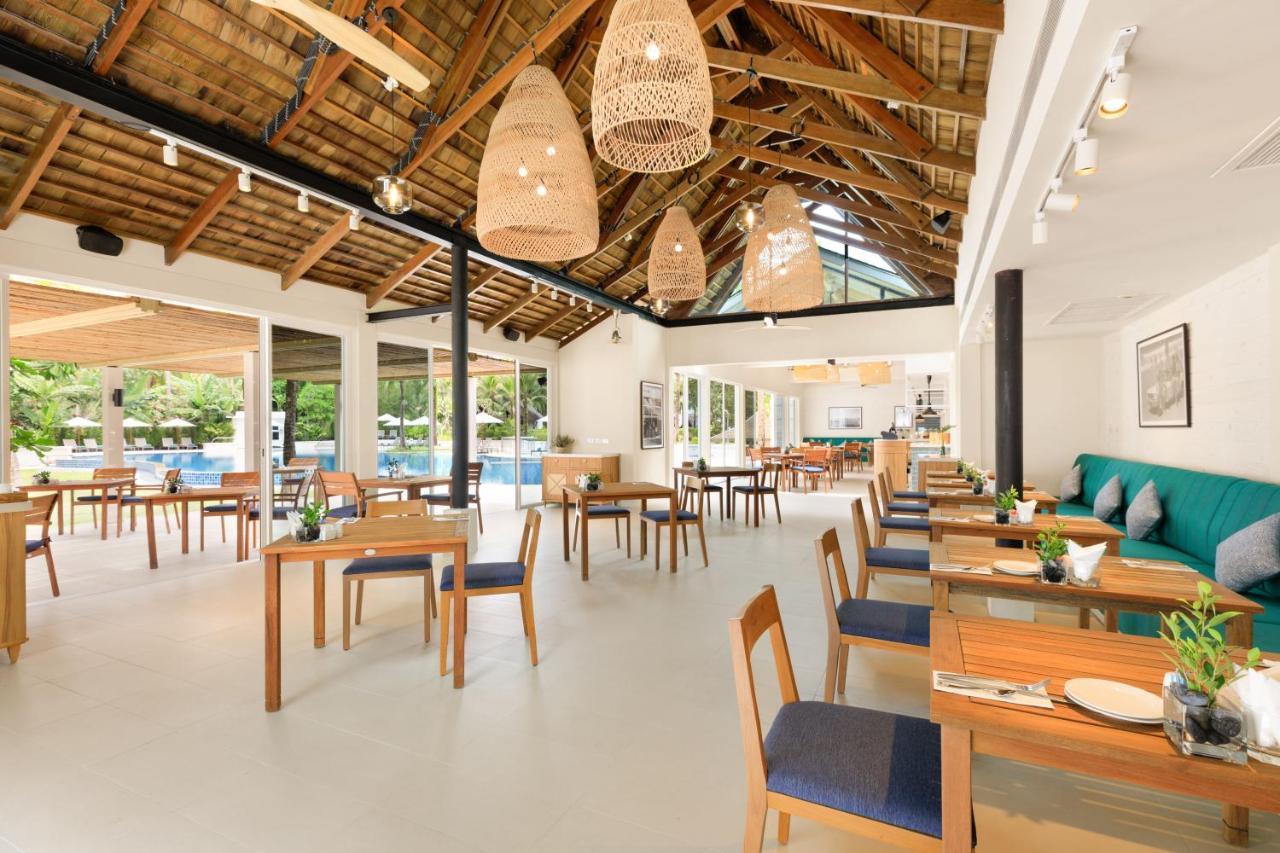 Outrigger Khao Lak Beach Resort - Sha Extra Plus Exterior foto The restaurant at the resort
