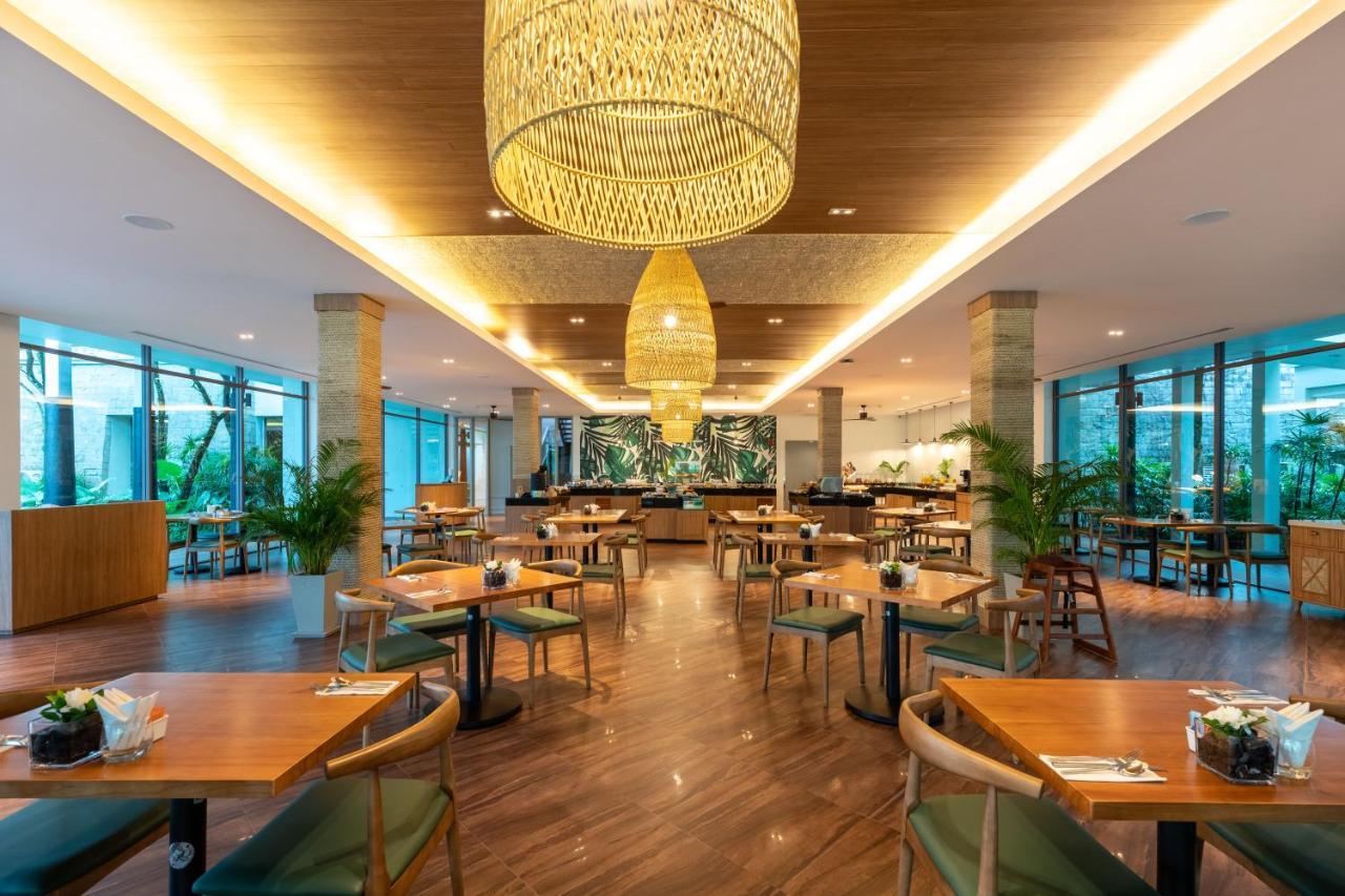 Outrigger Khao Lak Beach Resort - Sha Extra Plus Exterior foto The restaurant at the hotel