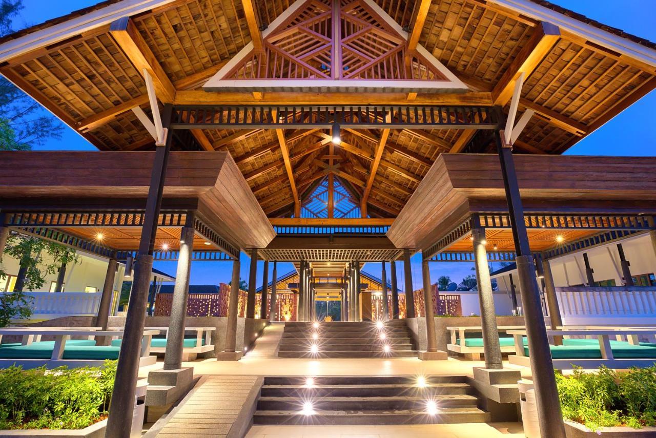 Outrigger Khao Lak Beach Resort - Sha Extra Plus Exterior foto The entrance of the resort