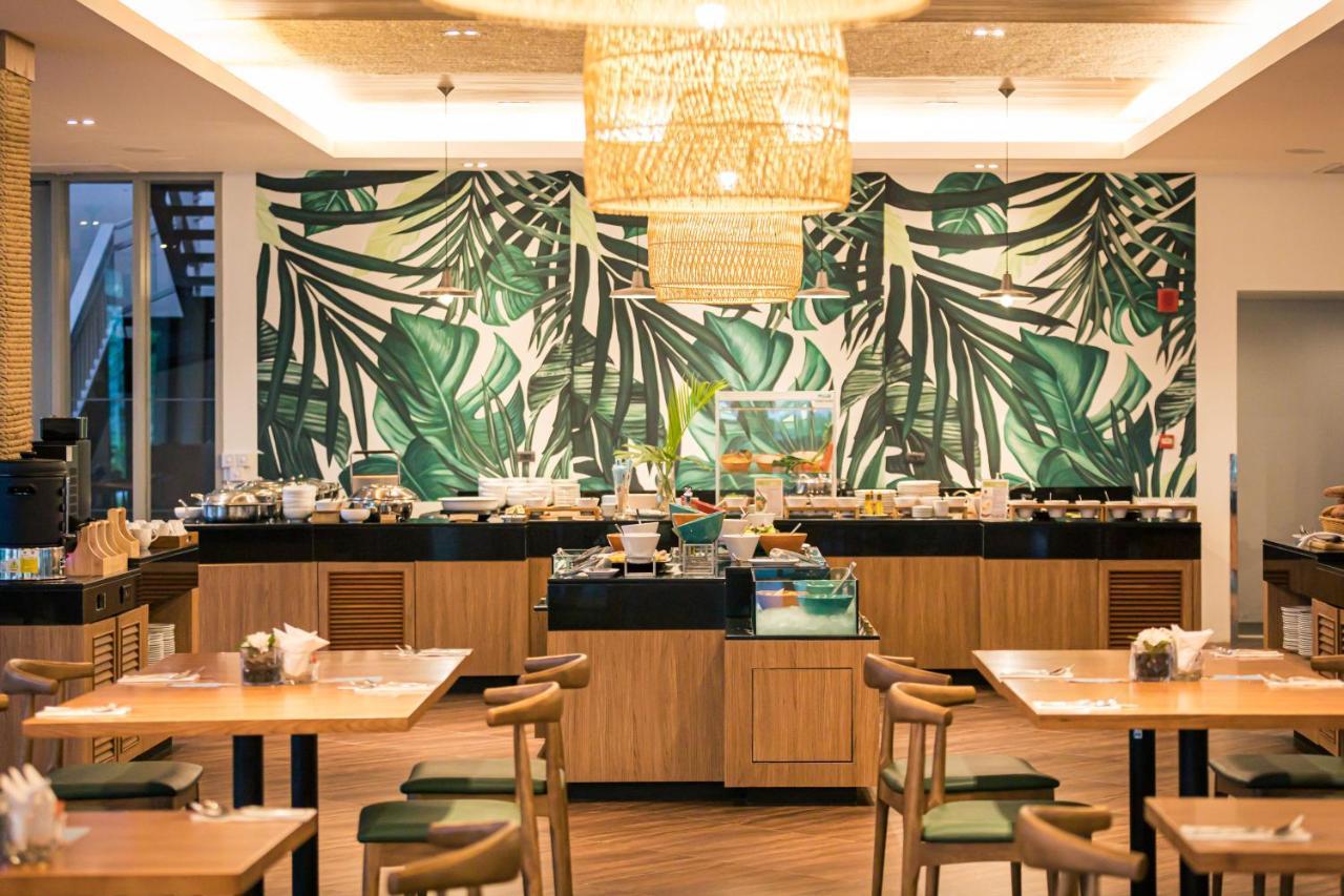 Outrigger Khao Lak Beach Resort - Sha Extra Plus Exterior foto The interior of the lounge