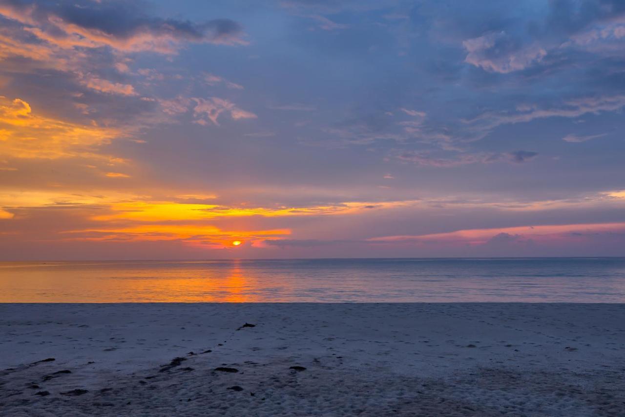Outrigger Khao Lak Beach Resort - Sha Extra Plus Exterior foto Sunset over the Gulf of Riga