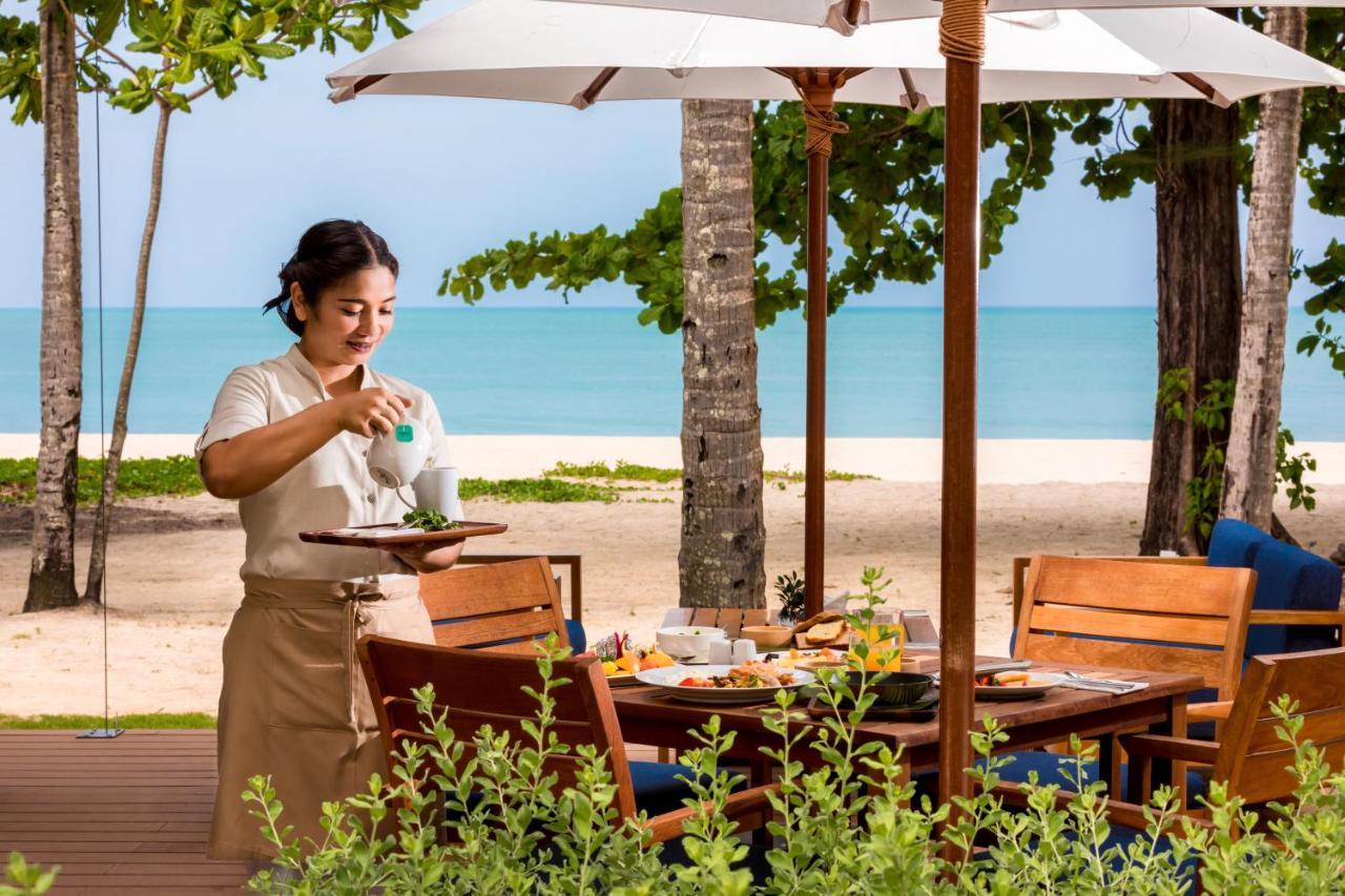 Outrigger Khao Lak Beach Resort - Sha Extra Plus Exterior foto A Thai waitress at a resort