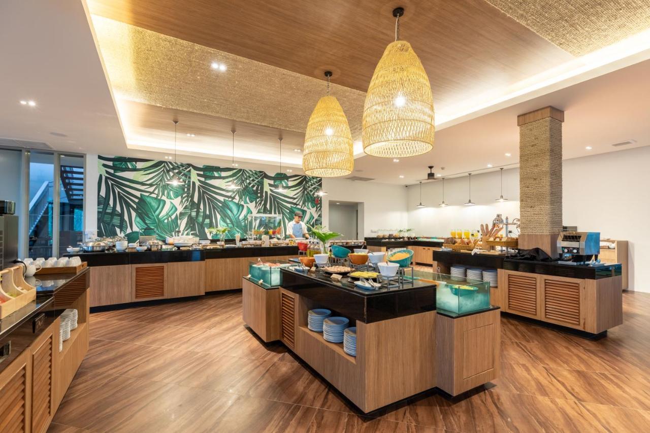 Outrigger Khao Lak Beach Resort - Sha Extra Plus Exterior foto The buffet at the hotel